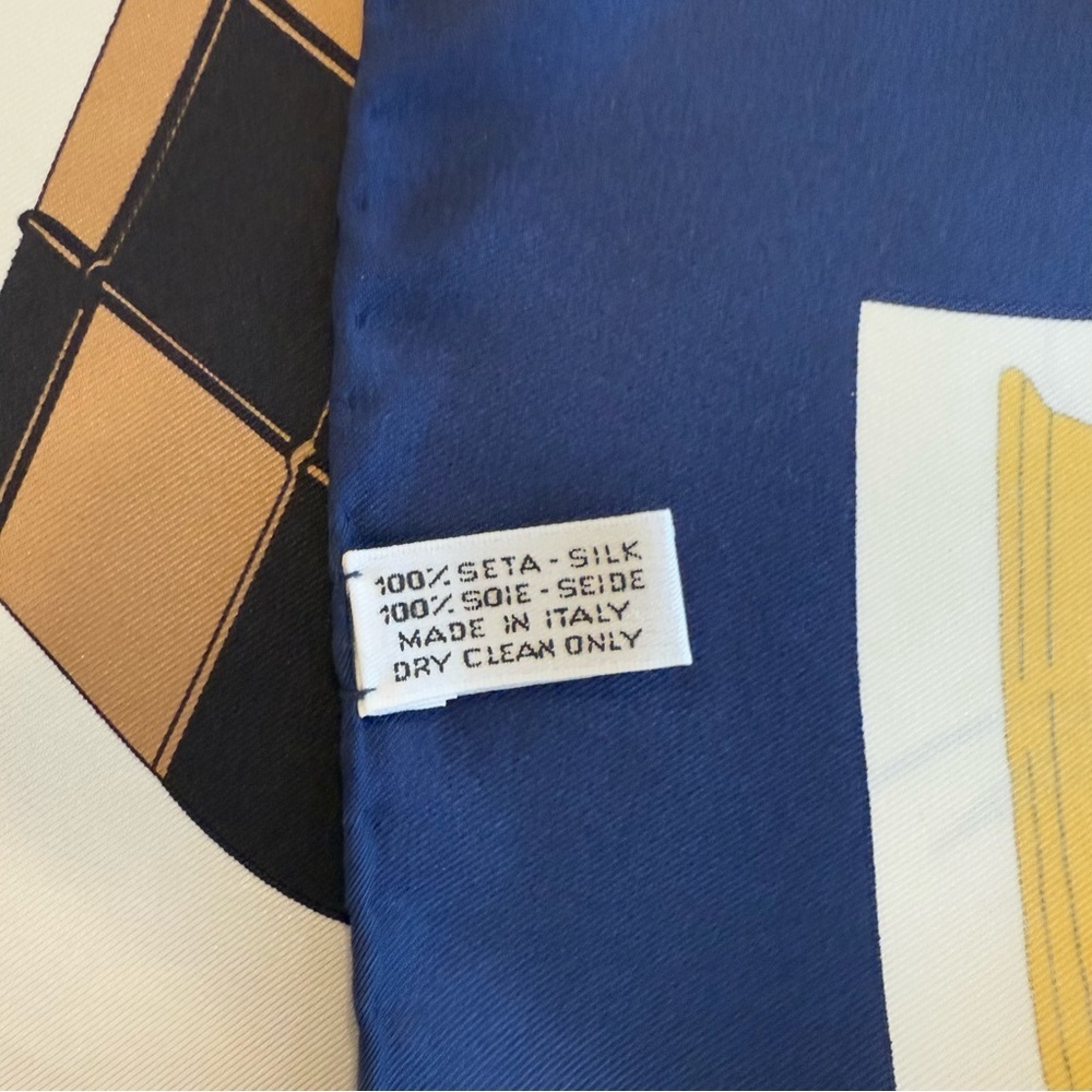 Authentic Nina Ricci Scarf - Picture 5 of 8